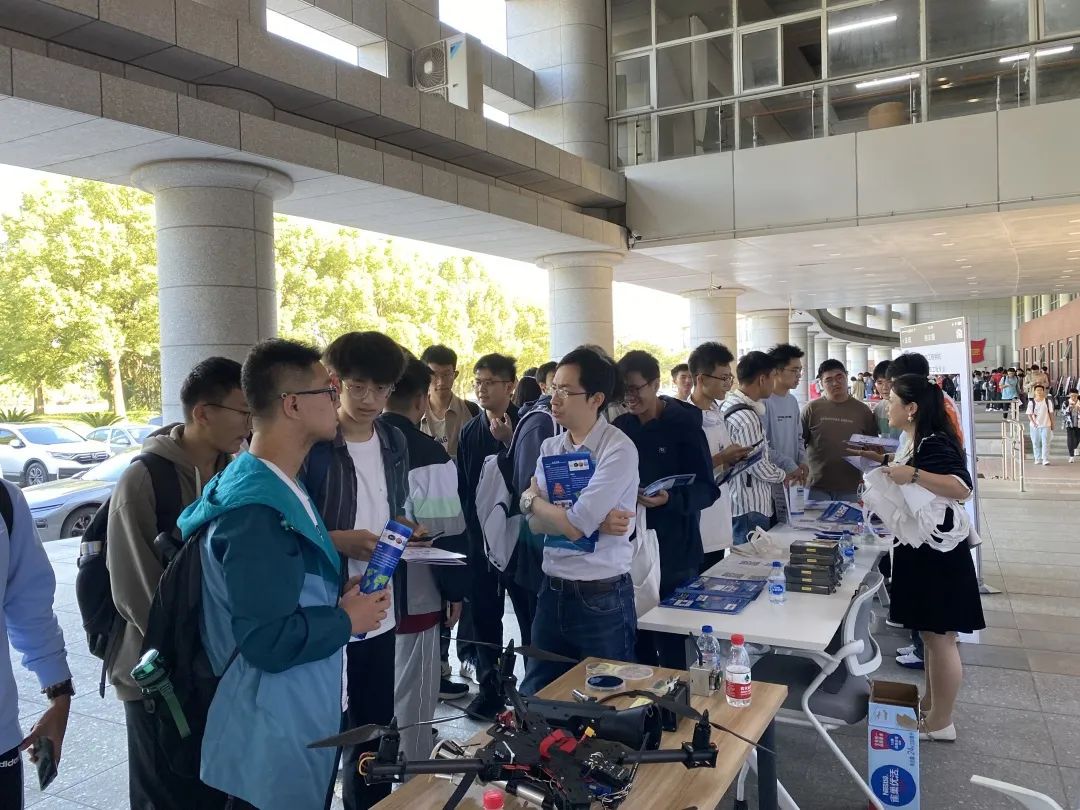 图3 金涵老师为同学介绍专业情况.jpg 图3 金涵老师为同学介绍专业情况.jpg